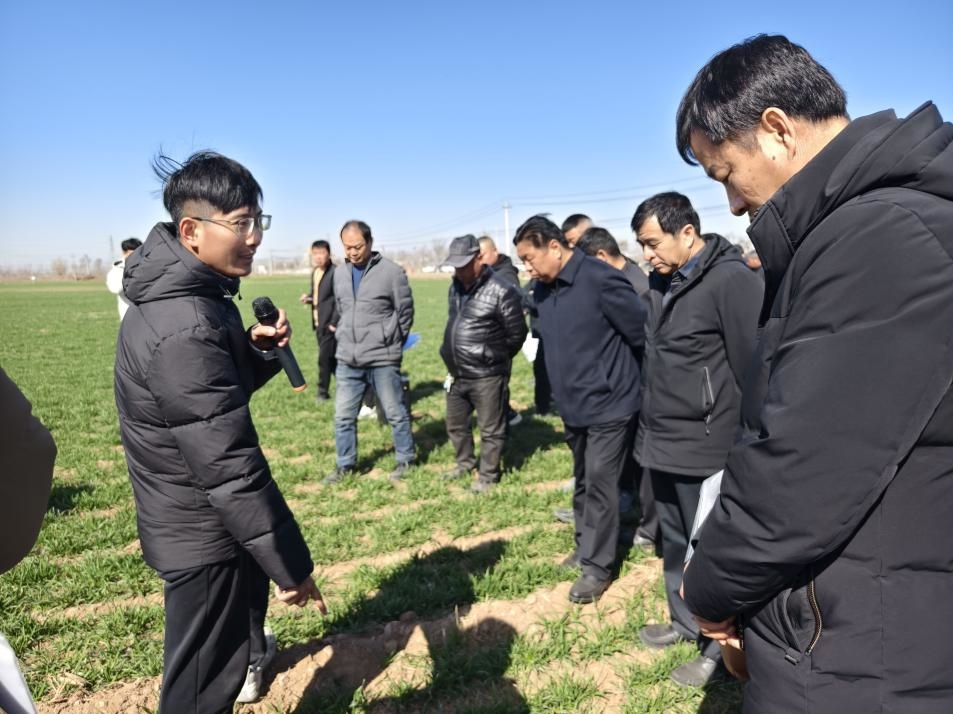 科技小院的“學(xué)生專家”（左一）。受訪者供圖