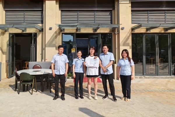 當(dāng)?shù)毓ぷ魅藛T上門為經(jīng)營者送來了證件。蒼溪縣行政審批和數(shù)據(jù)局供圖