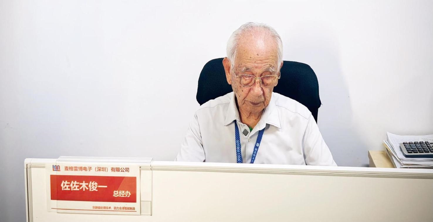 佐佐木俊一在工位上工作。（本刊記者 馮璐／攝）