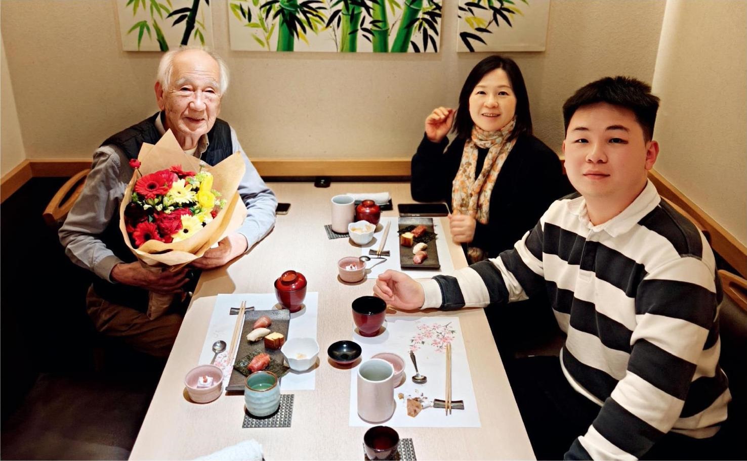佐佐木俊一與彭林（中）、彭俊霖（右）在一起。