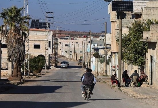這是12月1日拍攝的敘利亞哈馬省北部一處城鎮(zhèn)街道。新華社發(fā)