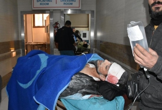 11月29日，在敘利亞阿勒頗，傷者被送往醫(yī)院接受治療。新華社發(fā)
