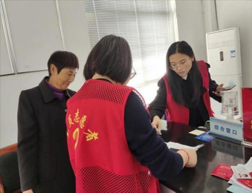 代辦人員為村民辦理醫(yī)保報(bào)銷。 圖片來(lái)源：江蘇南通啟東市數(shù)據(jù)局