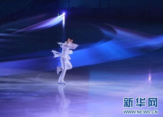 圖為羽生結(jié)弦在表演中。記者 錢錚 攝