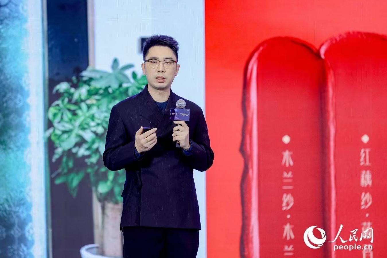 花西子聯(lián)合創(chuàng)始人任剛睿在2024國(guó)民消費(fèi)大會(huì)現(xiàn)場(chǎng)進(jìn)行分享。