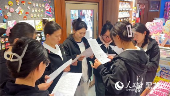 工會(huì)組織企業(yè)職工開展技能培訓(xùn)活動(dòng)。人民網(wǎng)記者 張哲鑫攝