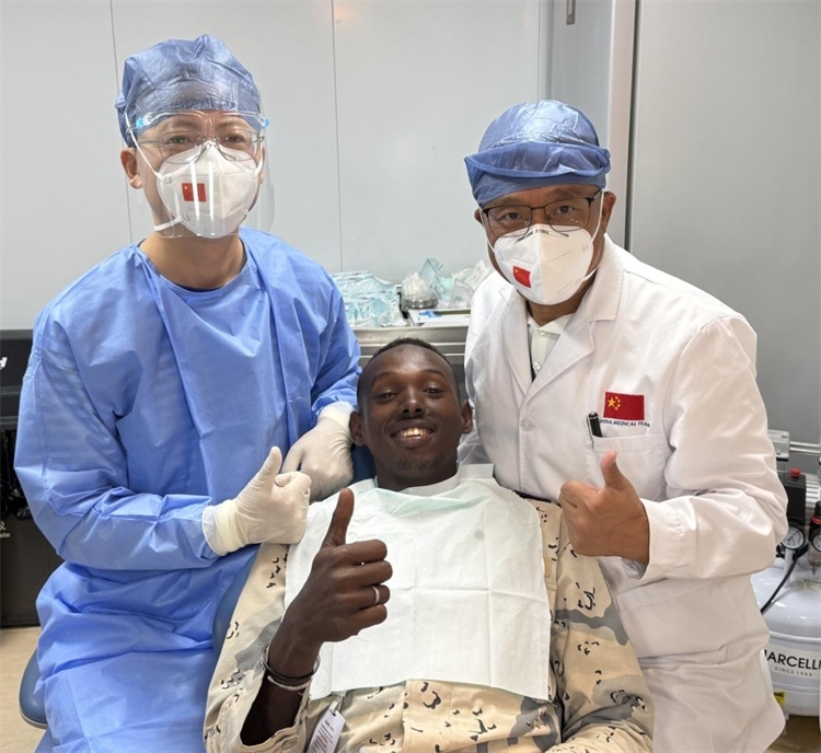 援吉醫(yī)療隊口腔科王瑋主任與“和平方舟”號醫(yī)院船醫(yī)務人員共同為一名當地牙髓炎患者診療。中國（山西）第23批援吉布提醫(yī)療隊供圖