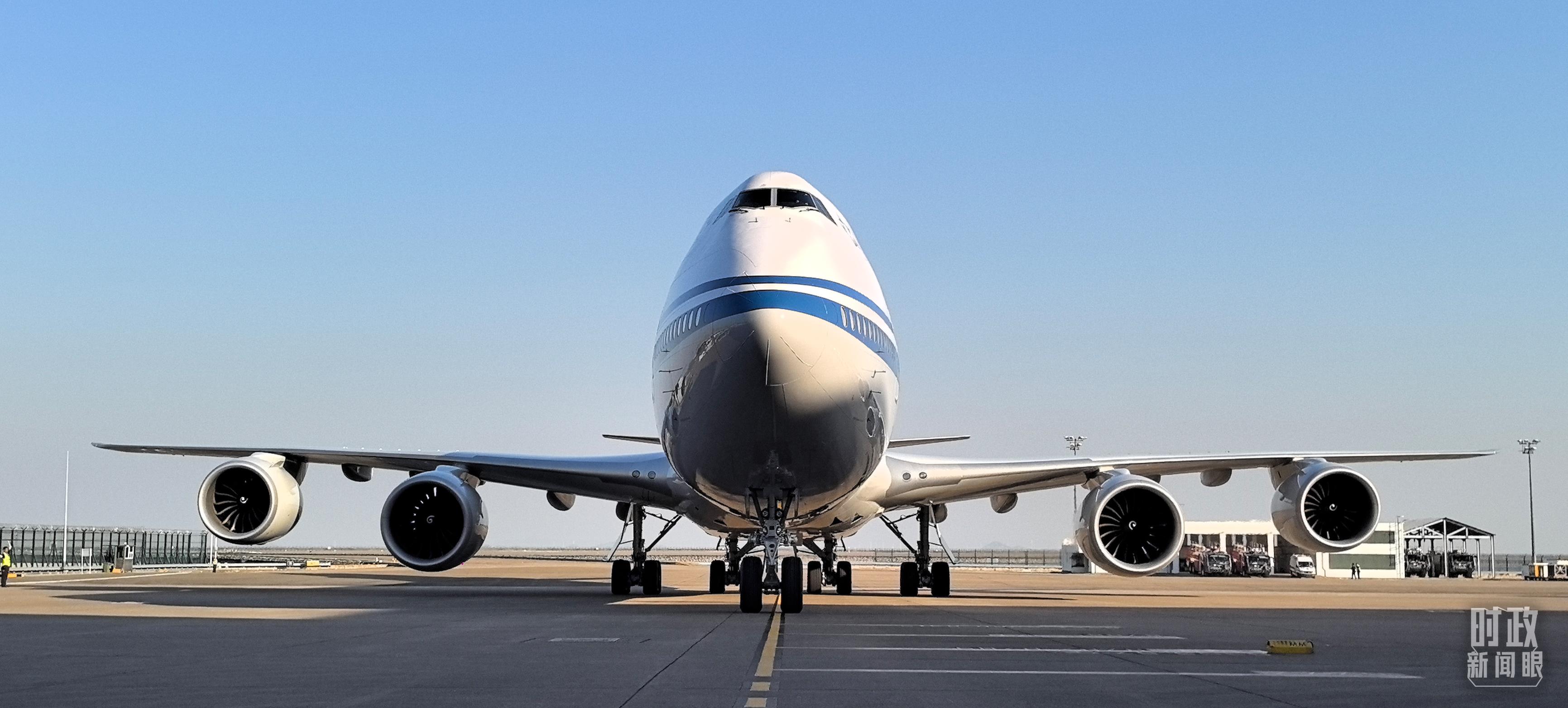 △習(xí)主席專機抵達澳門國際機場。（總臺央視記者王子杭拍攝）