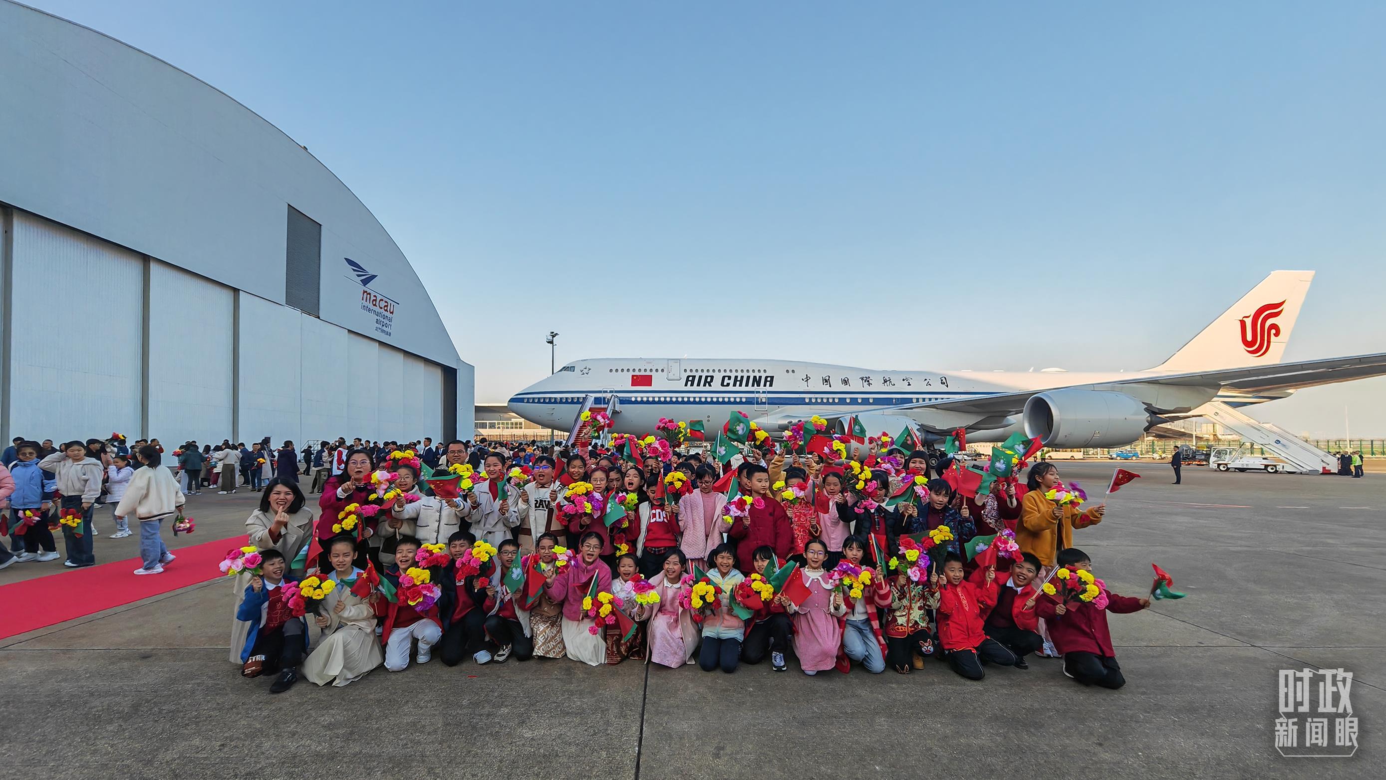 △歡迎儀式后，歡迎人群合影留念。（總臺央視記者劉琦拍攝）