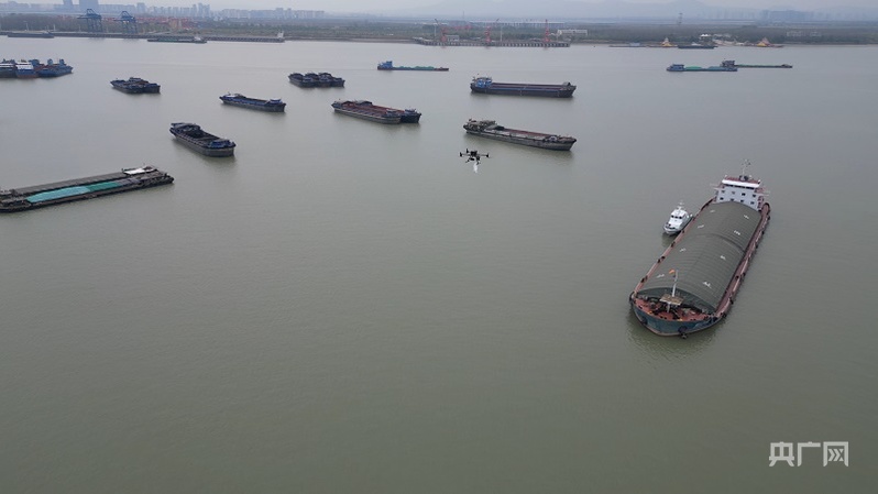 無人機(jī)在給長(zhǎng)江船只送貨（央廣網(wǎng)發(fā) 劉劍忠 攝）
