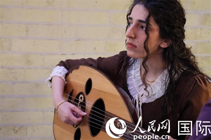 烏德琴女學(xué)員邁希恩。人民網(wǎng) 伊納斯·易卜拉欣攝