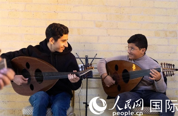 兩名年輕的烏德琴學(xué)員。人民網(wǎng) 伊納斯·易卜拉欣攝
