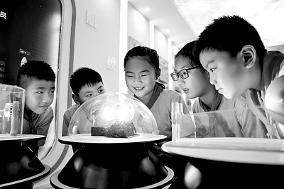 江西省南昌市青云客航天科創(chuàng)空間青少年科普館，孩子們在觀察光壓傳動試驗。鮑贛生攝/光明圖片