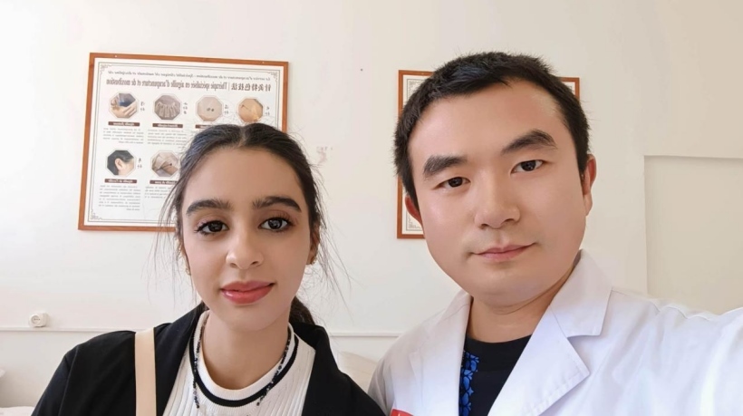 康復(fù)后的阿斯瑪與中國(guó)醫(yī)生梁敏。中國(guó)援阿爾及利亞醫(yī)療隊(duì)供圖