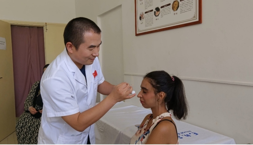 中國(guó)醫(yī)生為患者針灸治療。中國(guó)援阿爾及利亞醫(yī)療隊(duì)供圖