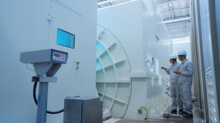 工作人員檢查300兆瓦壓氣儲能示范工程發(fā)電機。受訪者供圖