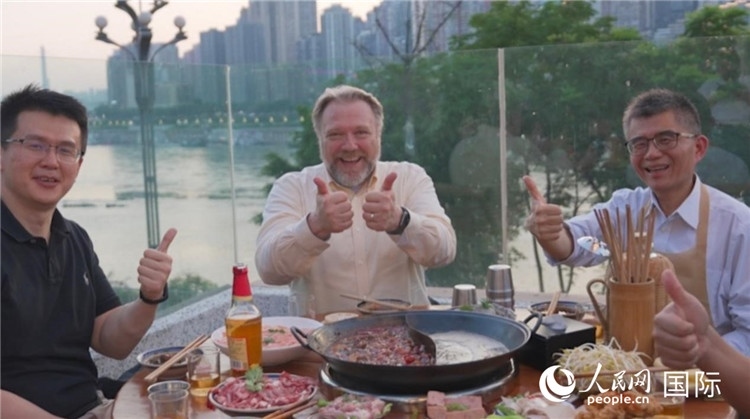 軻寶華和同事在重慶南濱路吃火鍋。人民網(wǎng)記者 蘇纓翔攝