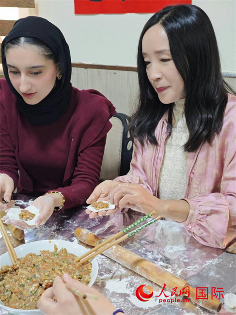 學(xué)包餃子。人民網(wǎng)伊納斯·易卜拉欣攝