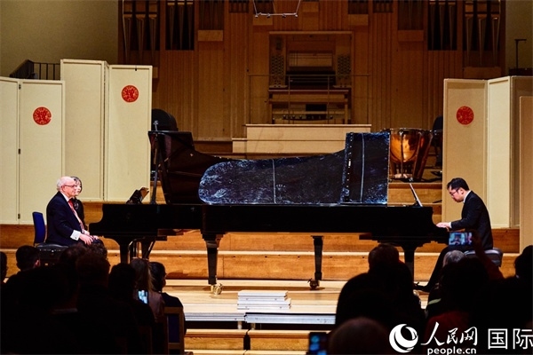 英國(guó)皇家音樂學(xué)院教授朱利安-雅格布森和旅英鋼琴家李勁峰演奏《黃河鋼琴協(xié)奏曲》。楊浩鵬攝