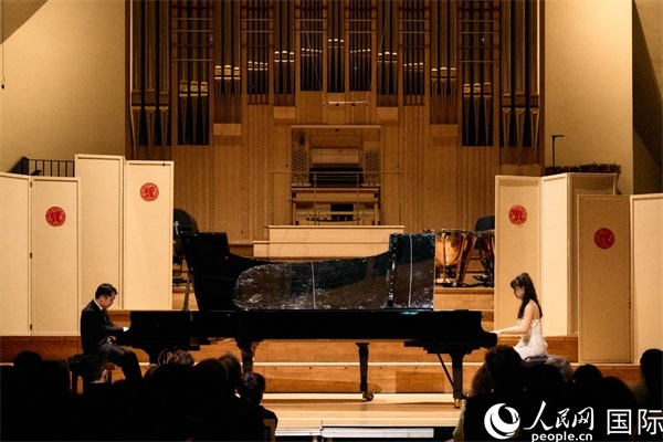 旅英鋼琴家李勁峰和郭鑫弈雙鋼琴“斗琴”。楊浩鵬攝