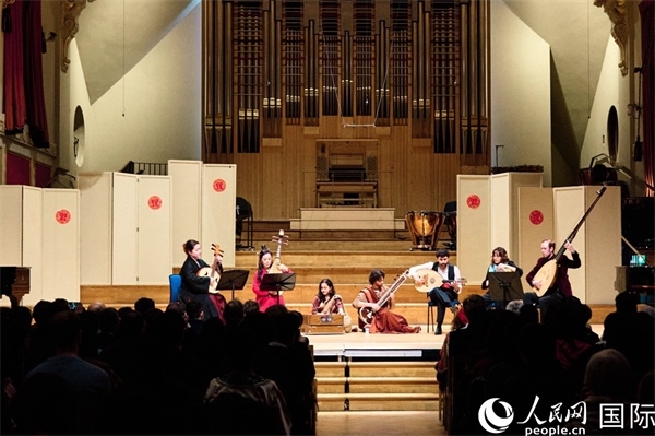 英國(guó)中樂團(tuán)和倫敦魯特琴樂團(tuán)演奏《絲綢之韻》。楊浩鵬攝