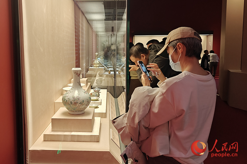 觀眾正在中國(guó)國(guó)家博物館參觀展覽。人民網(wǎng)記者 韋衍行攝
