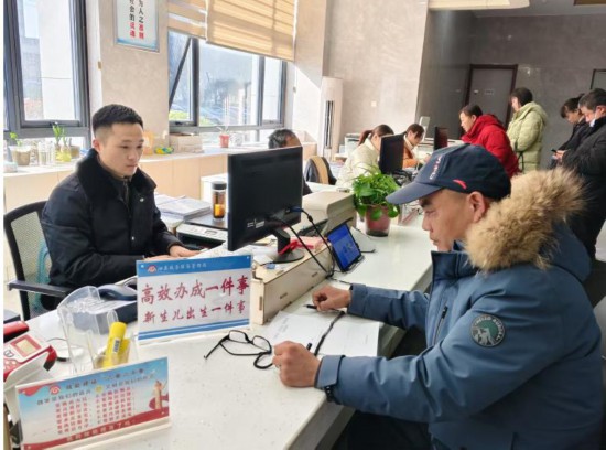 市民在 “高效辦成一件事” 窗口辦理業(yè)務(wù)。彭雪松攝