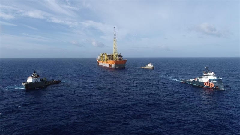 布濟(jì)烏斯七期項(xiàng)目浮式生產(chǎn)儲卸油裝置抵達(dá)油田區(qū)域。巴西國家石油公司供圖