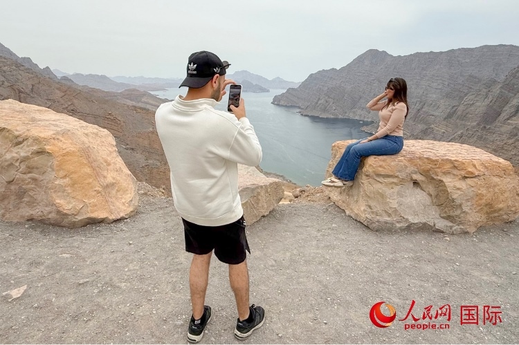 圖為游客參觀阿曼北部穆桑代姆峽灣。人民網(wǎng) 塔里克·易卜拉欣攝