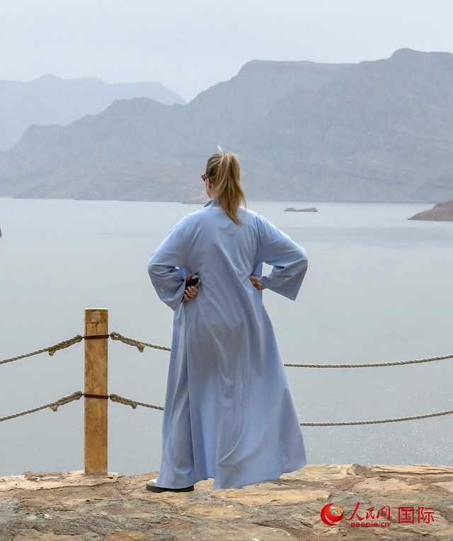 圖為一名游客正在俯瞰阿拉伯灣。人民網(wǎng) 塔里克·易卜拉欣攝