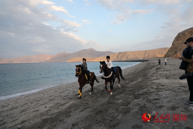 圖為游客在穆桑代姆一處海灘公園休閑玩耍。人民網(wǎng)記者 沈小曉攝