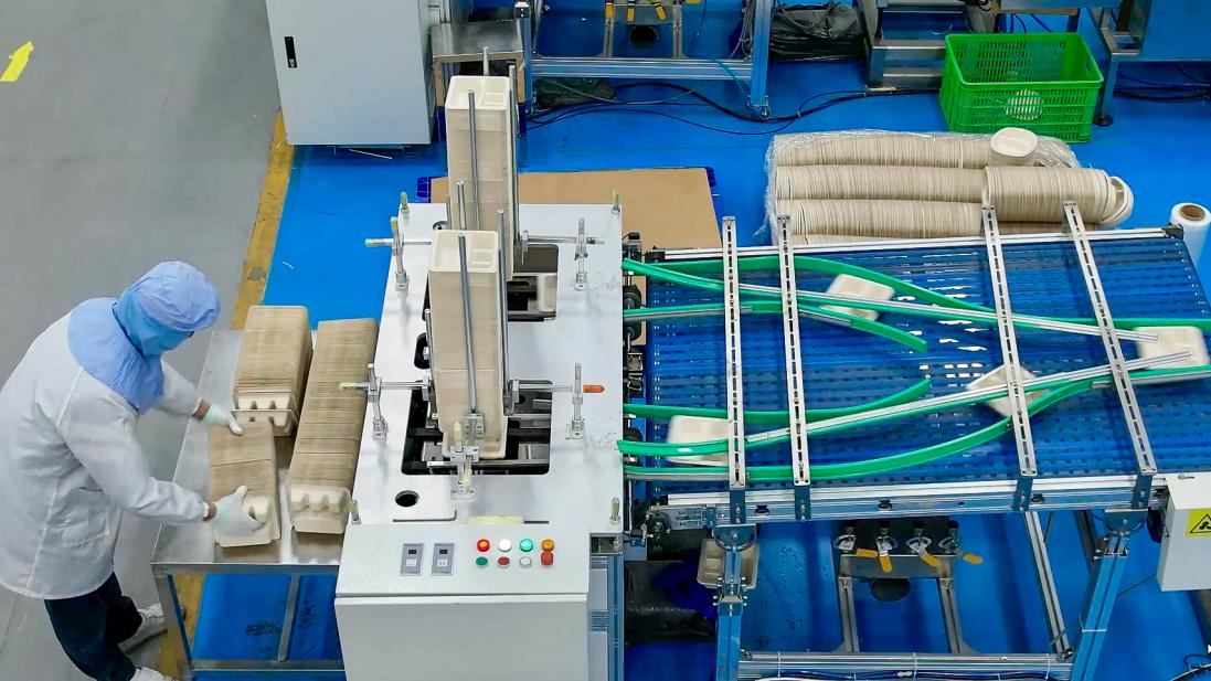 來(lái)賓市糖企用甘蔗渣制造環(huán)保餐具(央廣網(wǎng)發(fā) 覃飛翔 攝)