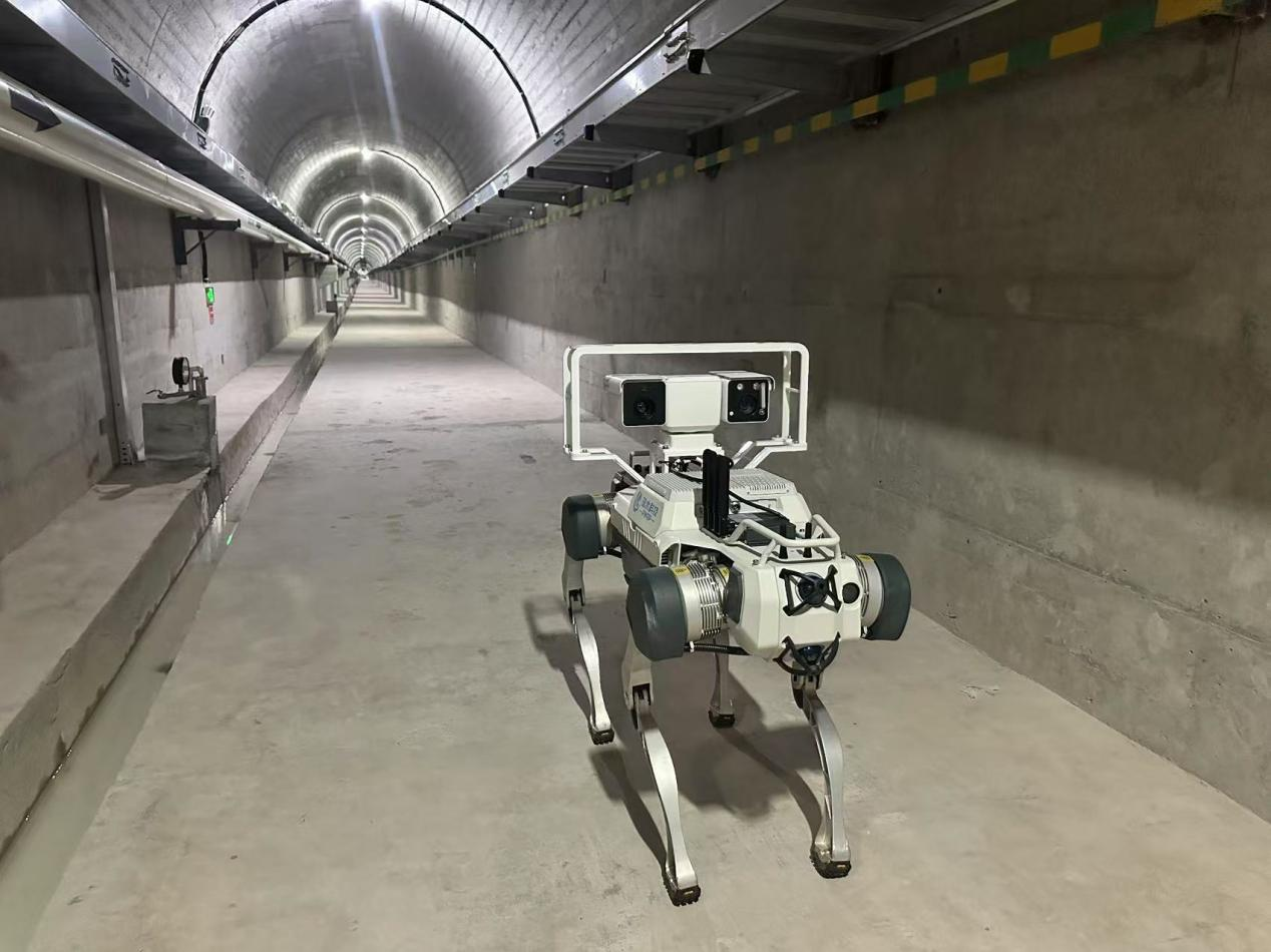 機器人正在對大壩廊道進行巡檢，重點監(jiān)測裂縫，滲水點，積水等。水利部供圖