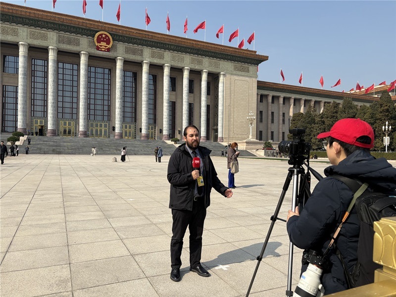 巴西勞動(dòng)者電視臺駐華記者毛路在采訪中國兩會（受訪者供圖）