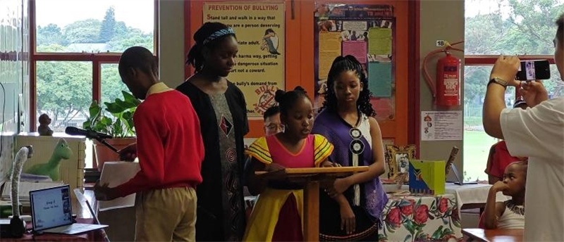 南非學(xué)生介紹南非。