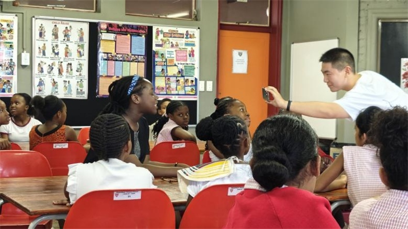 南非學(xué)生現(xiàn)場(chǎng)提問。