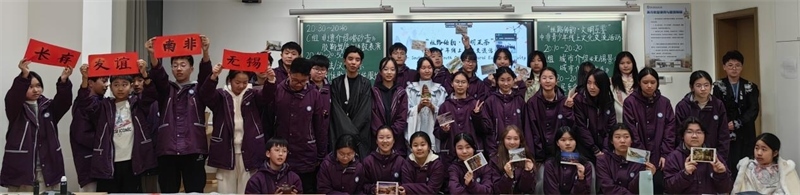 中南學(xué)生合影留念。