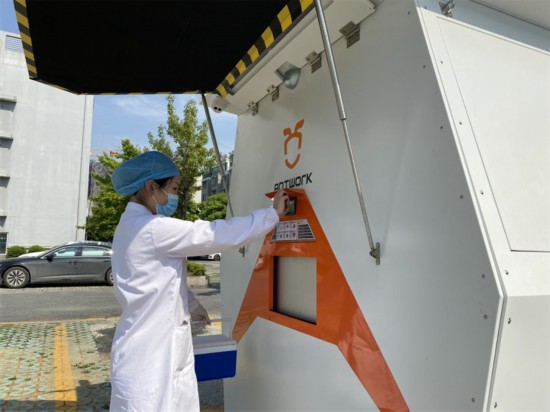 醫(yī)院接收無人機(jī)送來的醫(yī)療樣本。受訪者供圖