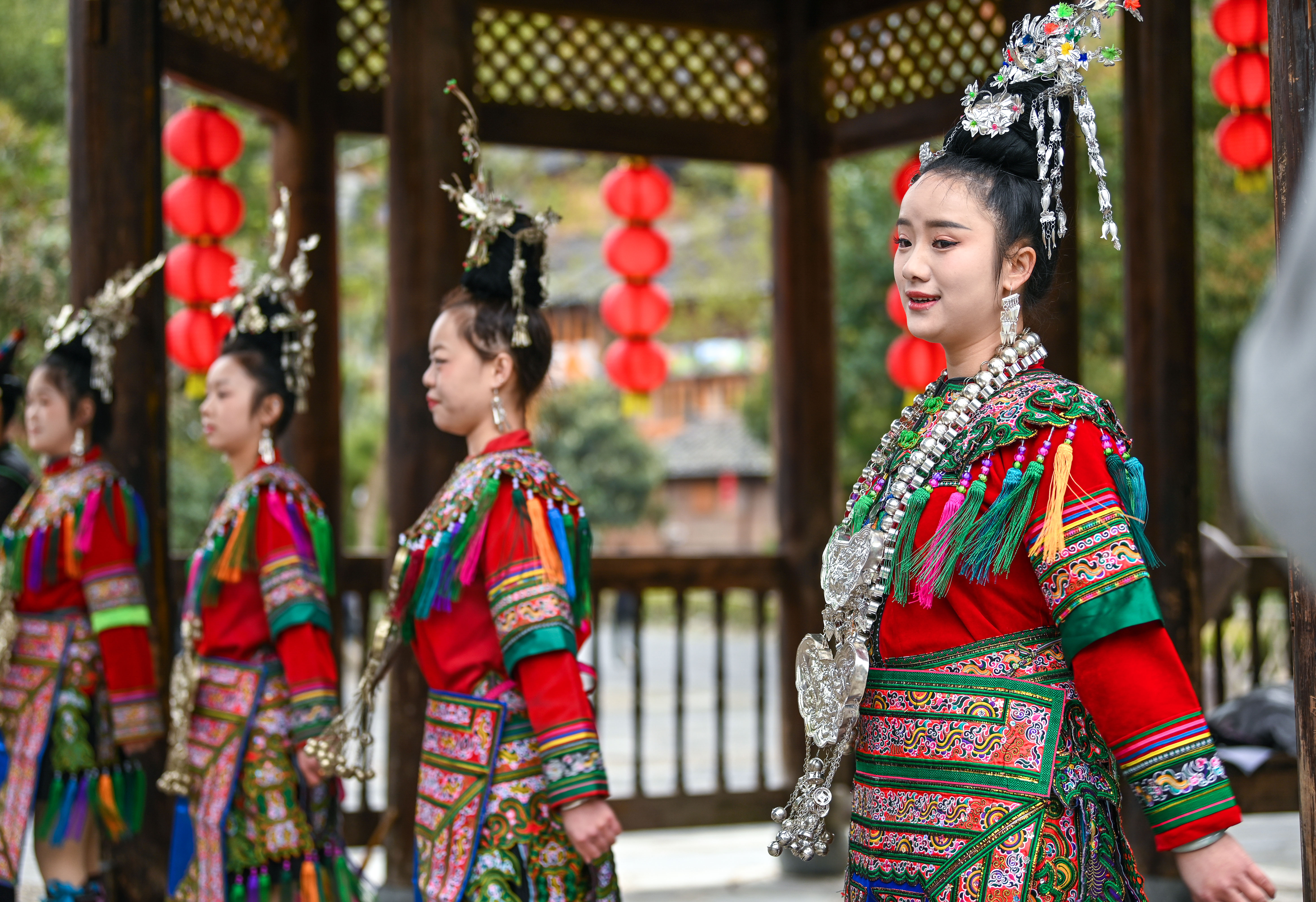  2025年3月18日，侗族群眾在貴州省黎平縣肇興侗寨給游客演唱侗族大歌。