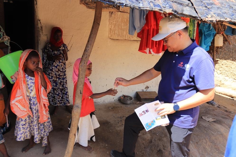 專家組向村民發(fā)放健康教育手冊和健康教育用品。專家組供圖