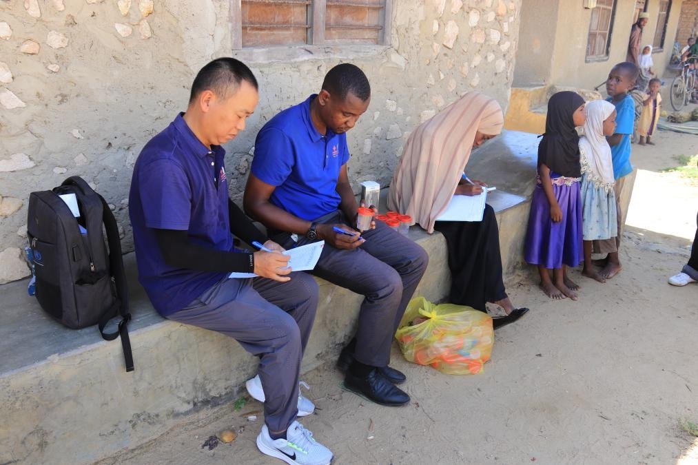 專家組指導(dǎo)非方疾控人員開展疾病篩查工作。專家組供圖