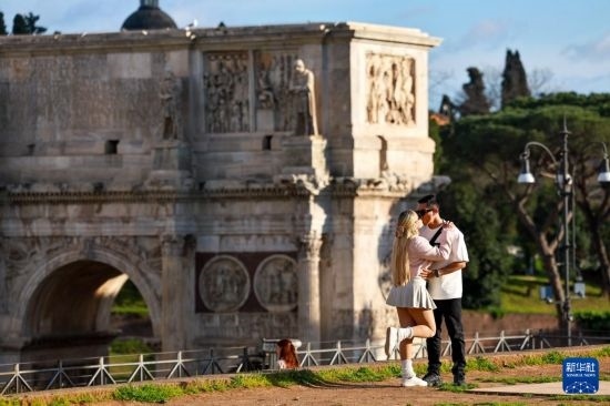 3月25日，在意大利羅馬，情侶在君士坦丁凱旋門前留影。新華社記者 李京 攝