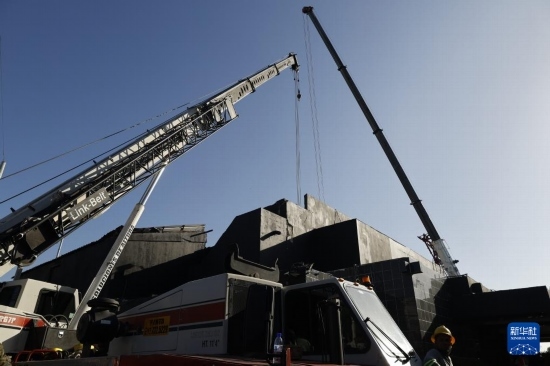  4月8日，救援人員在多米尼加首都圣多明各的夜總會屋頂坍塌事故現(xiàn)場工作。新華社發(fā)