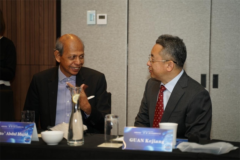 分享會現(xiàn)場，中方記者同與會代表進行友好交流。林俊揚攝