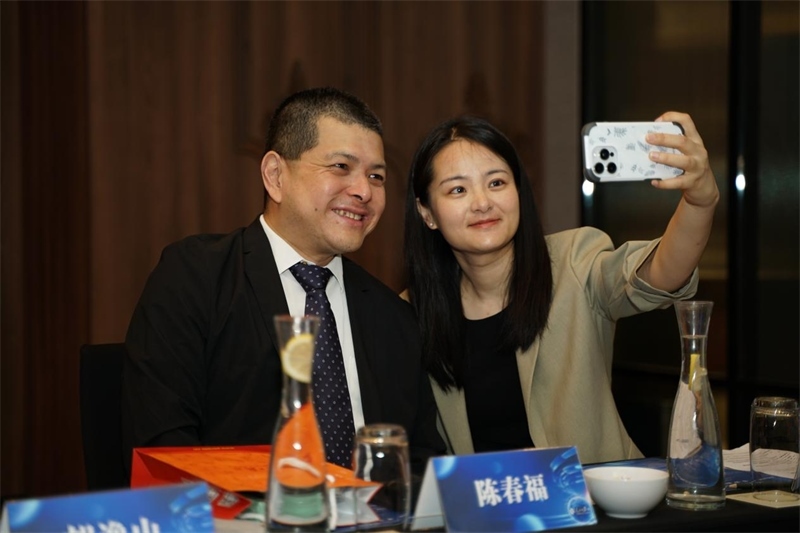 分享會上，中方記者同與會代表合影留念。林俊揚攝