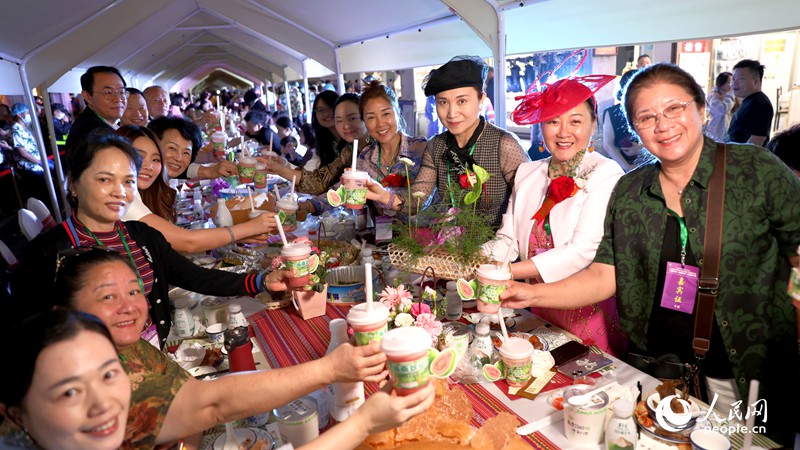 海外華僑在活動(dòng)現(xiàn)場(chǎng)品嘗“家鄉(xiāng)味”。人民網(wǎng)記者 符武平攝