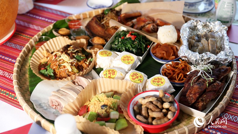 長(zhǎng)桌宴上擺滿(mǎn)了海南特色佳肴。人民網(wǎng)記者 符武平攝