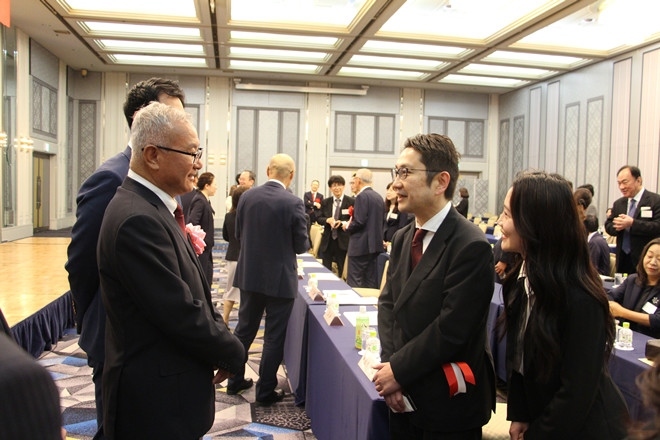 與會(huì)嘉賓熱切交流。中國(guó)駐福岡總領(lǐng)館供圖