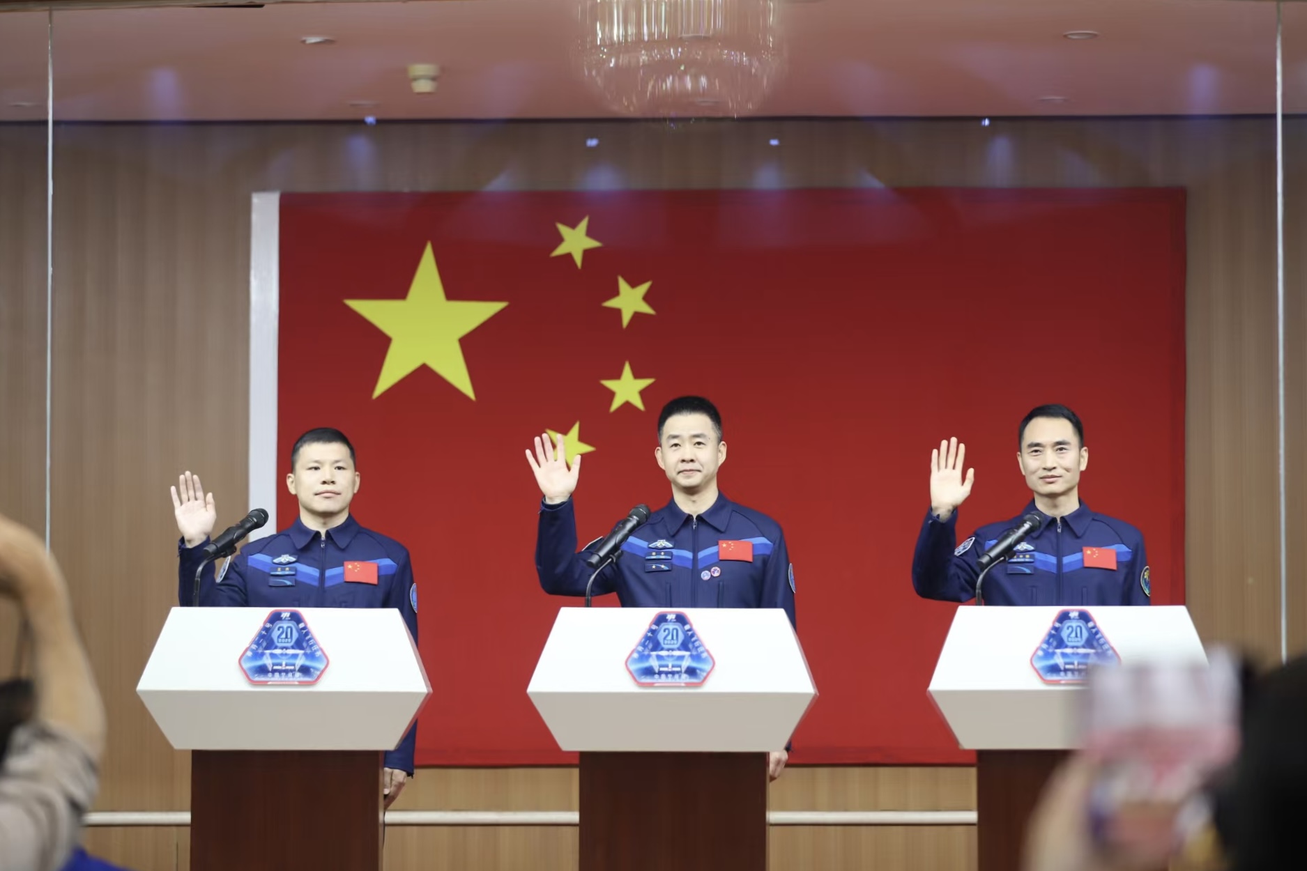 4月23日，神舟二十號航天員乘組在酒泉衛(wèi)星發(fā)射中心問天閣與中外媒體記者集體見面。人民網(wǎng)記者 黃帆攝