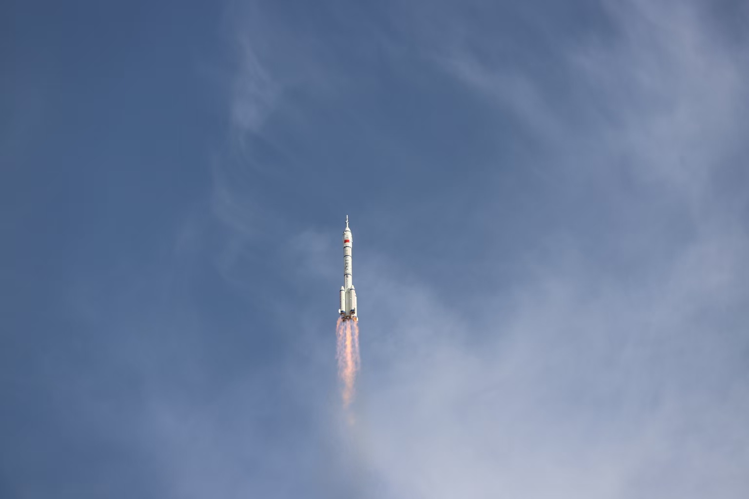 長征二號F遙二十運(yùn)載火箭點火發(fā)射。人民網(wǎng)記者 黃帆攝